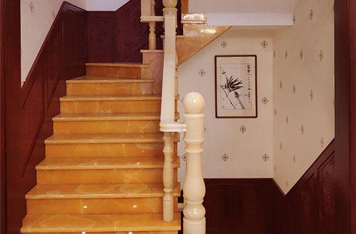 天桥中式别墅室内汉白玉石楼梯的定制安装装饰效果